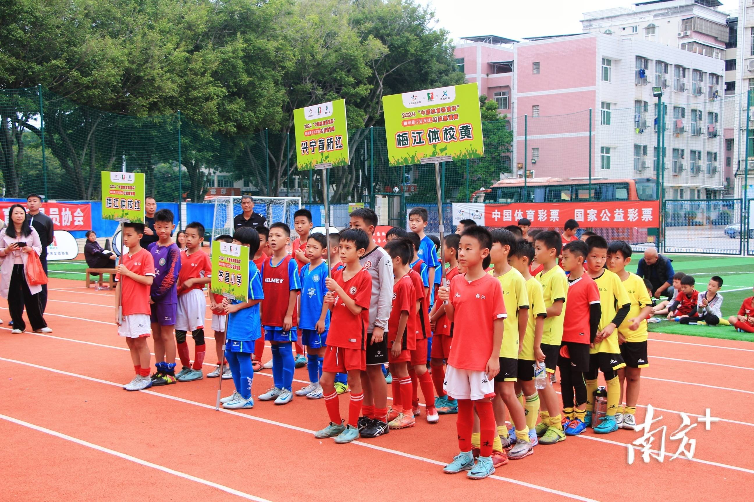 包含青少年足球在少数民族地区逐渐普及，助力民族地区体育教育发展的词条