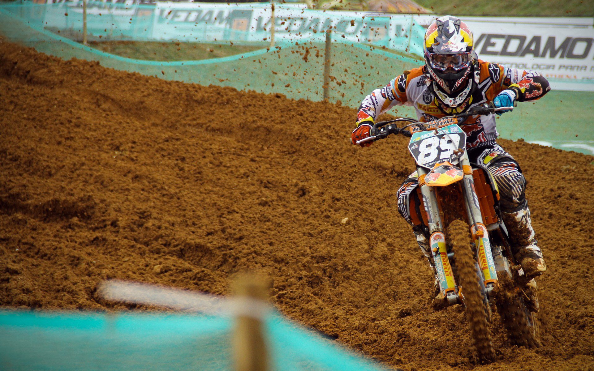 “青少年足球比赛线上线下同步进行，覆盖更广范围”，青少年足球比赛直播